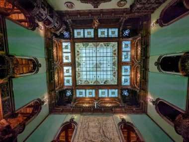 Barselona şehrinde bir katedralin içinde.