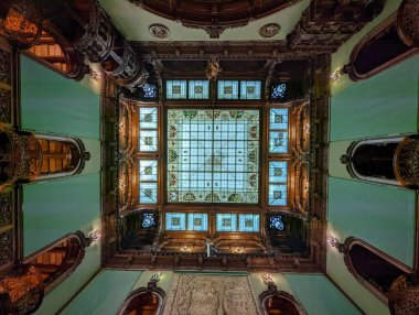 içinde cam pencere var.