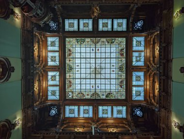 Modern bir binanın içinde.