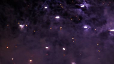 Gece gökyüzünde havai fişekler