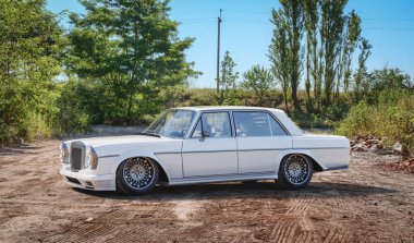 Markasız, jenerik konsept bir arabanın 3 boyutlu çizimi