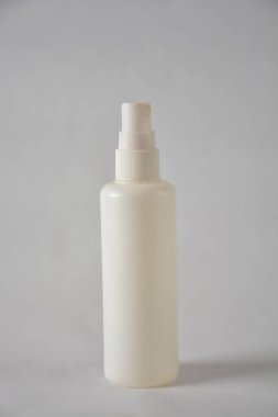 Arka planda minimalist beyaz sprey şişesi.