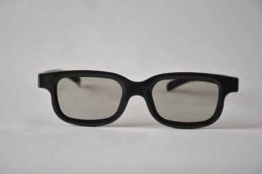 Düz beyaz arka planda klasik siyah dikdörtgen çerçeveli gözlük..