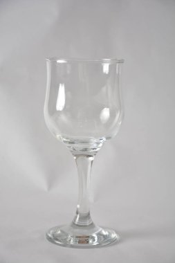 Beyaz arka planda kristal berraklığında boş şarap kadehi.