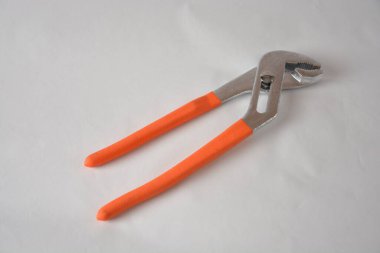 Sade arka planda turuncu kauçuk saplı ayarlanabilir pense..