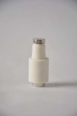 Beyaz bir duvara monte edilmiş seramik fünye tutacağının yakın çekimi.