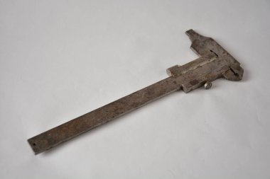 Sade beyaz arka planda klasik bir vernier kalibre..