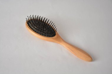 Beyaz arka planda siyah tüylü ahşap saç fırçası.