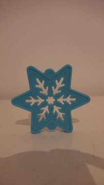 Sade bej arkaplanda mavi kar tanesi şekilli duvar süslemesi.