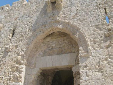 Antik taş kemer yolu yıkıntıları