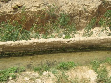 Kurak arazide kadim sulama kanalı.