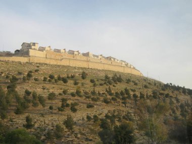 Yamaçtaki tarihi kale..