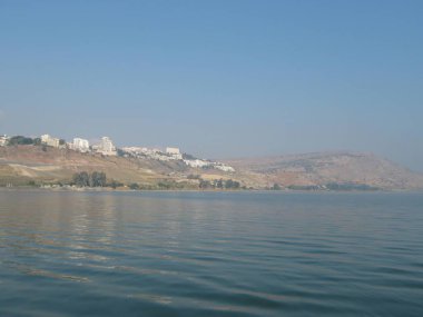 Huzurlu göl uzak yamaç kasabası.