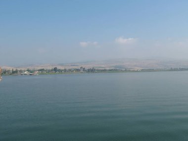 Berrak mavi gökyüzünün altında sakin bir göl