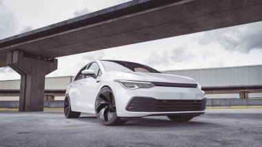 Modern mimarinin altında parlak beyaz bir araba..