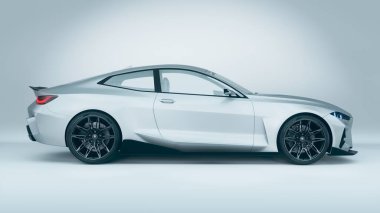 Aerodinamik tasarımı olan parlak gümüş renkli spor araba.