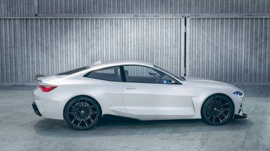 Endüstriyel ortamda parlak beyaz spor araba