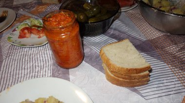 Ev yapımı turşu ve ekmekli köy yemeği.