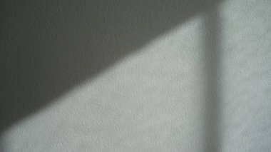 Dokulu bir duvarda minimalist gölge.