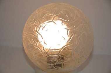 Aydınlatılmış cam küre.