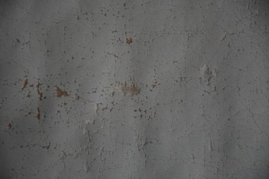 Çatlamış, duvardaki boyayı soyarken..