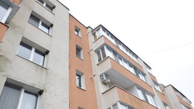 Turuncu yüzlü modern apartman binası.