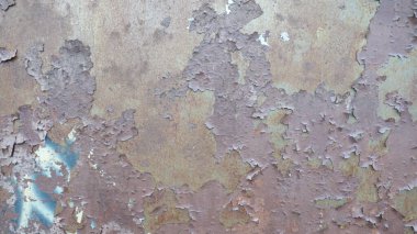 Kırsal bir yüzeyde yaşlanmış, soyulmuş boya..