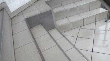 Geometrik dizaynlı modern fayanslı merdiven