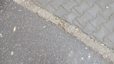 Asfalt ve beton kaldırımlara yakın çekim