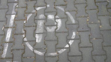 Kaldırım kaldırımında park sembolü yok