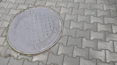 Kalıplı kaldırımda metal rögar kapağı