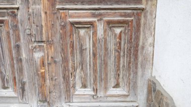 Köy dokusuyla yıpranmış ahşap kapı..