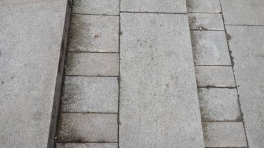 Yıpranmış taş kaldırıma yakın çekim
