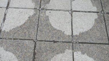 Yıpranmış beton fayanslarda geometrik desen.