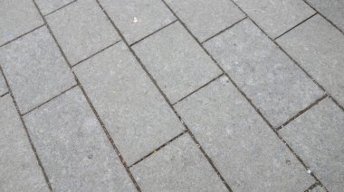 Gri taş kaldırım desenine yakın plan..