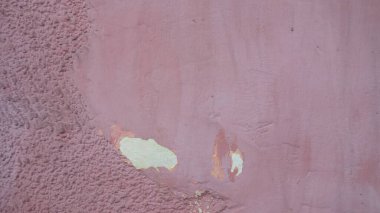 Sert desenli pembe duvar soyuluyor.