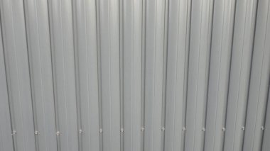 Metalik katmanlı çitin yakın plan görüntüsü..