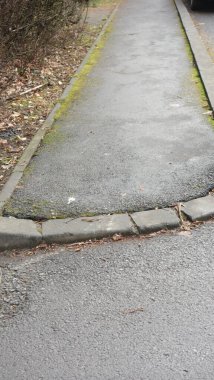 Yosun ve molozlarla yıpranmış kaldırım.