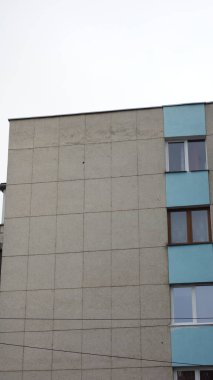 Mavi aksanlı şehir binası cephesi