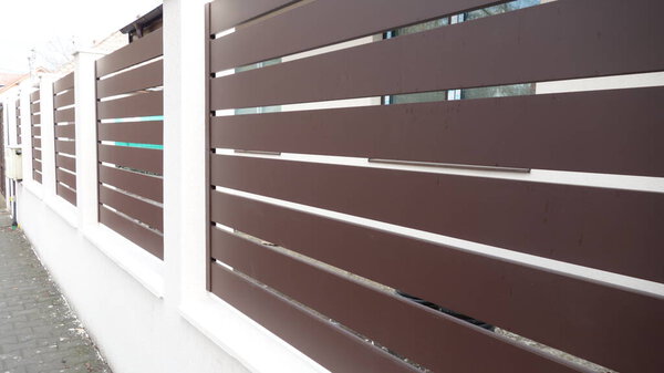 Современный деревянный забор с горизонтальными перекрытиями.