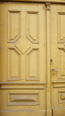 Eski ahşap bir kapının detaylı yakın çekimi..