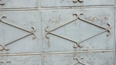 Süslü tasarımı olan taşralı metal duvar