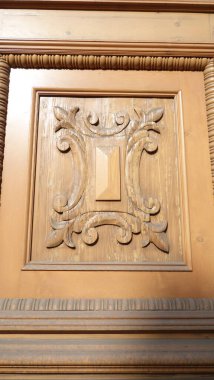 Dekoratif oymalarla karışık ahşap duvar dizaynı.