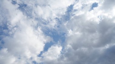 Pofuduk beyaz bulutlu parlak mavi gökyüzü.
