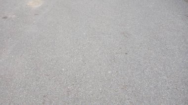 Dokulu asfalt yolun yakın görüntüsü.