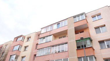 Pastel renklere sahip modern apartman..
