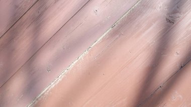 Yumuşak gölgeli güneşli ahşap tahtalar.