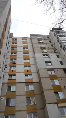 Geometrik yüksek binaların perspektif görünümü