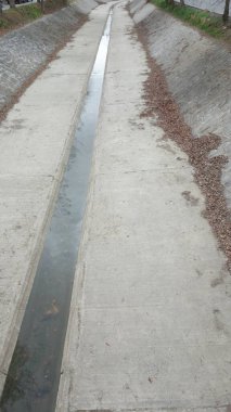 Dar su akışına sahip beton drenaj kanalı