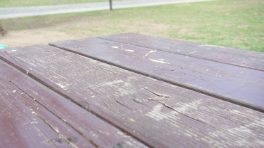 Parkta yıpranmış ahşap masa.